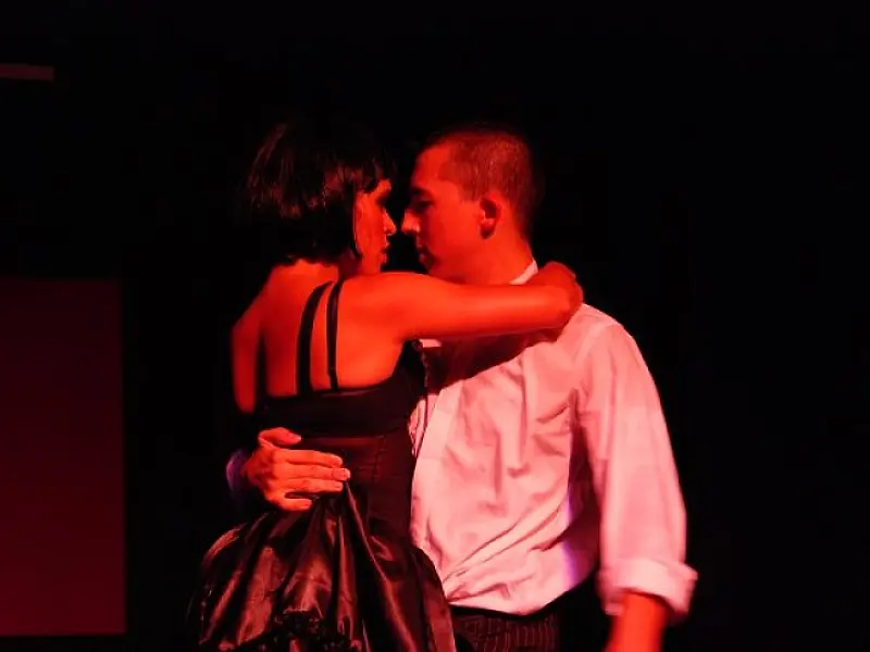 Cia Contágius de Dança e Teatro apresenta o Espetáculo Sós e Nós no Teatro Prosa do SESC Horto