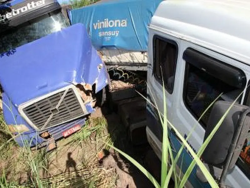 Após ultrapassagem, acidente envolve quatro carretas na BR-163