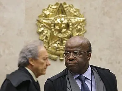 Barbosa acusa Lewandowski de fazer 'chicana', e ministro cobra retratação