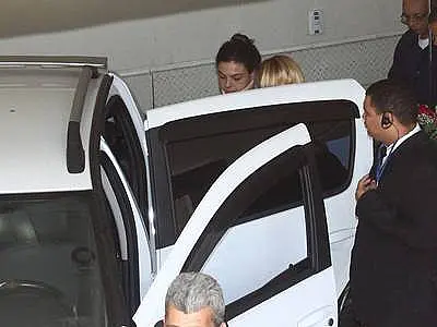 Atriz Isis Valverde tem alta e deixa hospital após acidente de carro