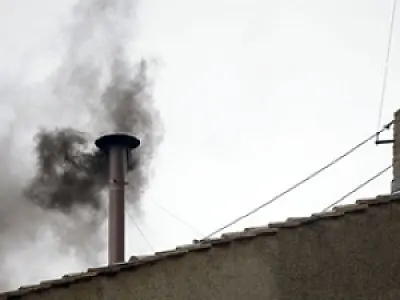 Primeira fumaça desta quarta ainda é preta no 2º dia de conclave