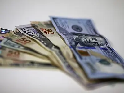 Dólar atinge maior valor em dois anos e meio e chega a R$ 3,957