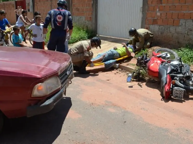 Colisão entre moto e carro deixa um ferido em Coxim
