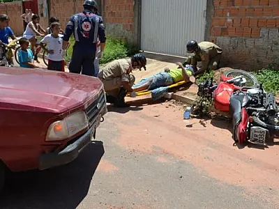 Colisão entre moto e carro deixa um ferido em Coxim