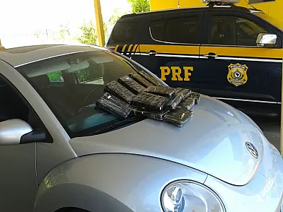 Policiais encontram cocaína em veículo importado