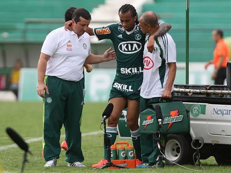 Wesley rompe ligamento e fica fora por até oito meses