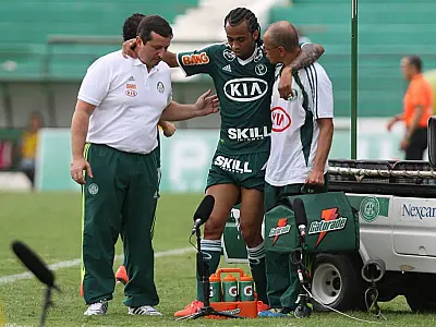 Wesley rompe ligamento e fica fora por até oito meses