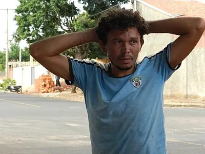 Homem espanca mulher no meio da rua