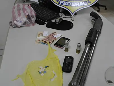 Arma e droga são apreendidas em carro de ‘foliões’