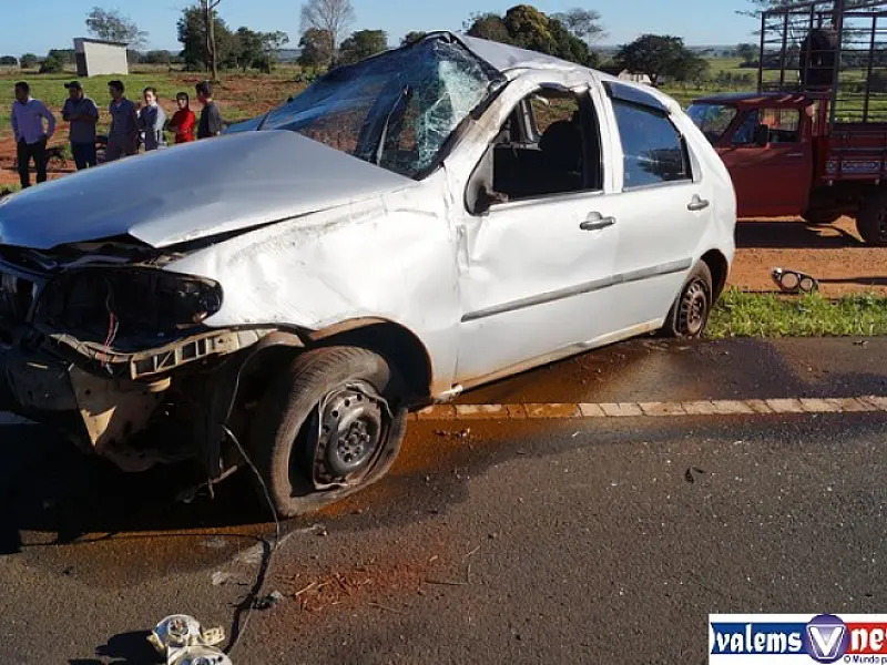 Motorista perde controle e capota várias vezes na MS 475