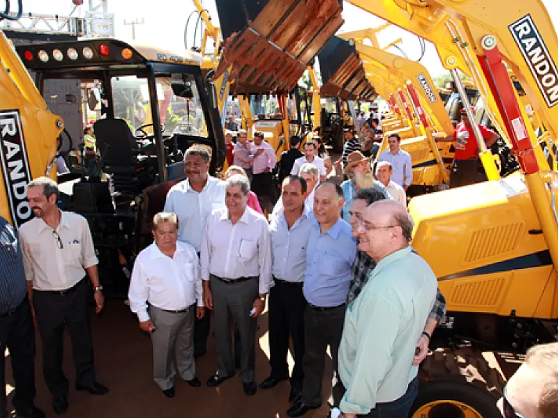 André e ministro do MDA entregam benefícios para agricultores em Nova Alvorada do Sul