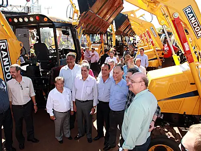 André e ministro do MDA entregam benefícios para agricultores em Nova Alvorada do Sul