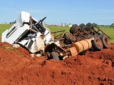 Caminhoneiro ignora sinalização de obra e cai em valeta na MS-134