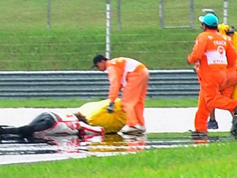 Piloto Marco Simoncelli morre após grave acidente na MotoGP da Malásia