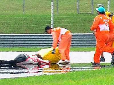 Piloto Marco Simoncelli morre após grave acidente na MotoGP da Malásia