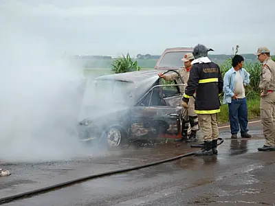 Carro pega fogo na BR-060 em Chapadão do Sul