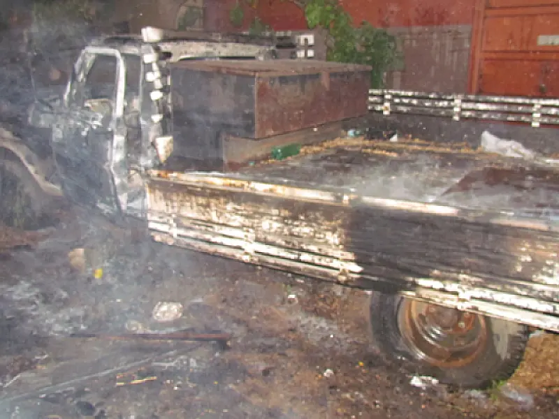 Caminhonete é incendiada no centro de Três Lagoas