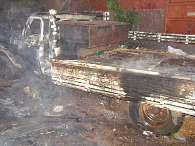 Caminhonete é incendiada no centro de Três Lagoas