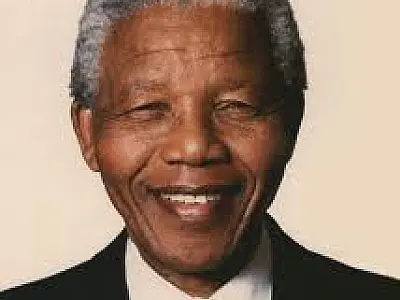 Nelson Mandela recebe alta após 19 dias internado