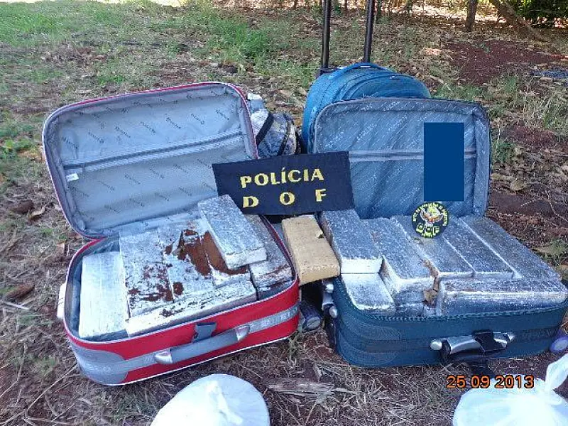 Policiais apreendem 40, 322 kg de maconha em malas