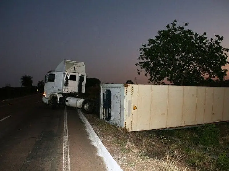 Carreta tomba na BR-163 e motorista sai ileso