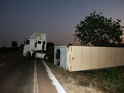 Carreta tomba na BR-163 e motorista sai ileso