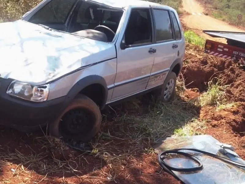 Carro com estudantes capota em Batayporã