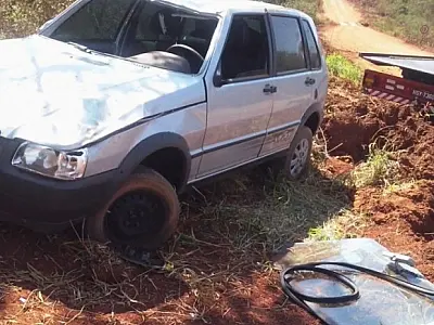Carro com estudantes capota em Batayporã