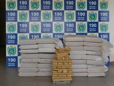 Kombi é abandonada com meia tonelada de maconha
