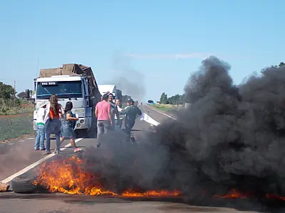 Assentamentos da Aldeia e Santa Clara bloquearam a BR-267
