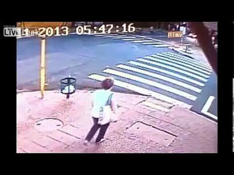 Carro se envolve em acidente e atropela idosa que estava na calçada