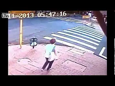 Carro se envolve em acidente e atropela idosa que estava na calçada