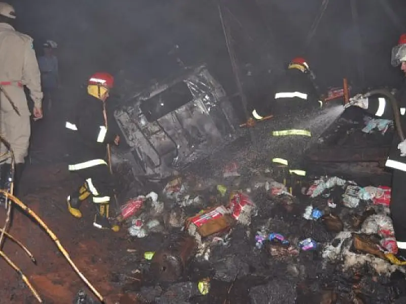 Duas carretas batem frontalmente, pegam fogo e motoristas morrem em Costa Rica
