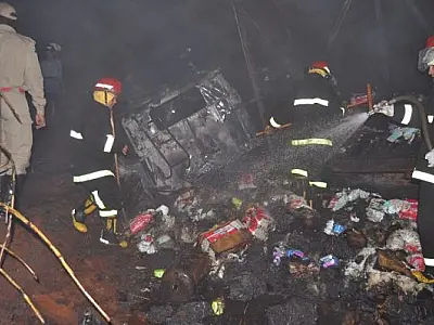 Duas carretas batem frontalmente, pegam fogo e motoristas morrem em Costa Rica