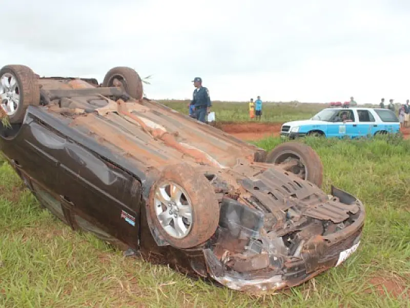 Bandidos roubam carro e joias e fazem família refém