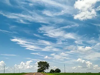 Ar seco e temperaturas elevadas predominam nesta segunda-feira
