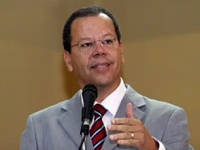 Candidato Marcelo Bluma vota logo cedo na Capital