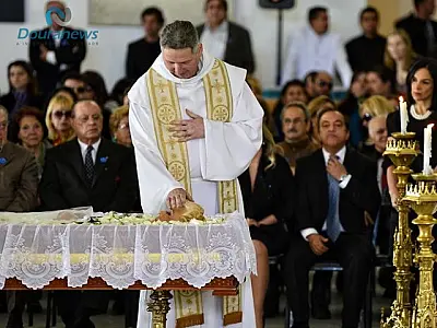 Padre Marcelo Rossi celebra missa para Hebe antes de sepultamento