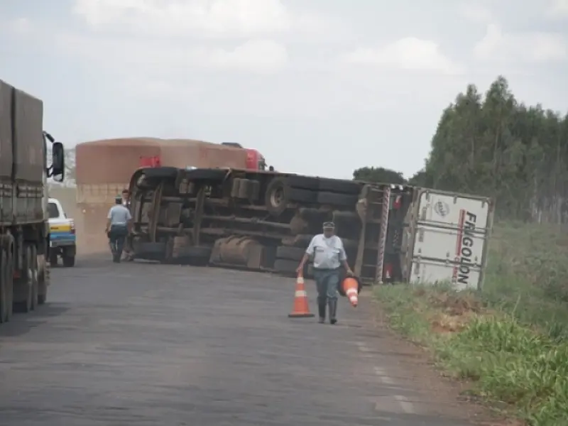 Carreta tomba na MS-276, próximo a Batayporã, nesta terça