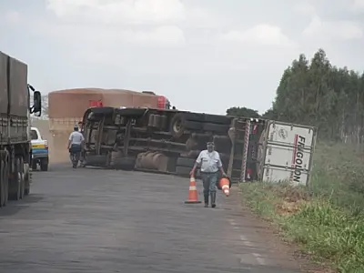 Carreta tomba na MS-276, próximo a Batayporã, nesta terça