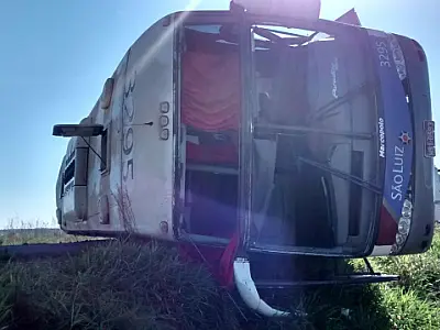 Ônibus de viagem sai da pista e tomba em estrada de Bataguassu