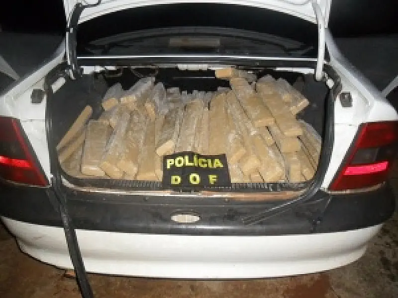 Polícia apreende 230 tabletes de maconha em veículo na BR-267