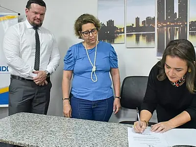 PREFEITA ADRIANE LOPES TIRA DO PAPEL PLANO DE CARGOS QUE CONTEMPLA MAIS DE 600 SERVIDORES DE NÍVEL