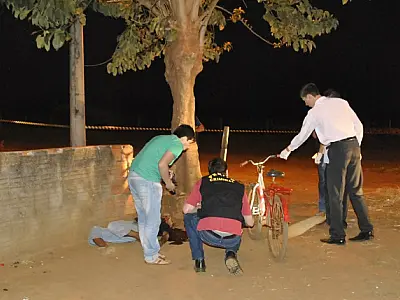 Homem é morto com facada na garganta e testemunha acaba presa