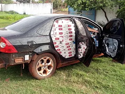 Policiais apreendem veículo furtado carregado de cigarros